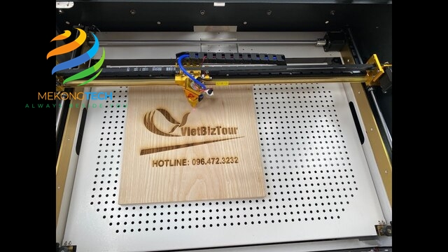 Cận cảnh Máy khắc laser cnc thực hiện điêu khắc trên chất liệu gỗ